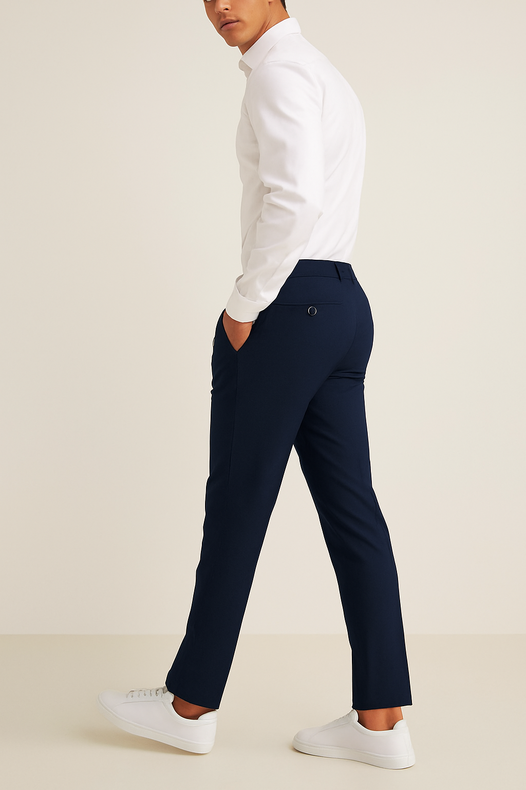 Detailaufnahme der Herrenhose: Flache Front und sauber verarbeiteter Bund, schick und praktisch.