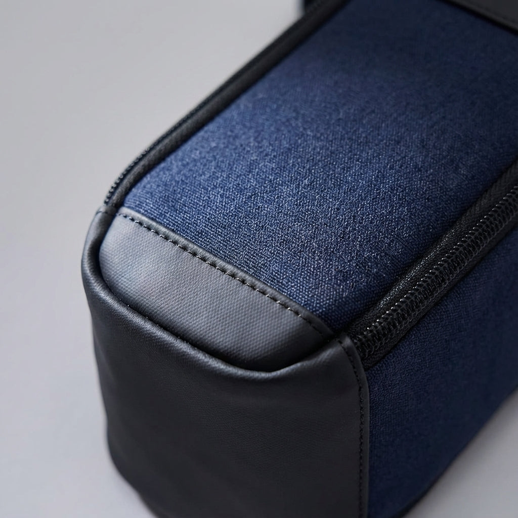 Detailansicht der schwarzen Unisex Umhängetasche mit verstellbarem Gurt & sicherem RFID-Schutz.