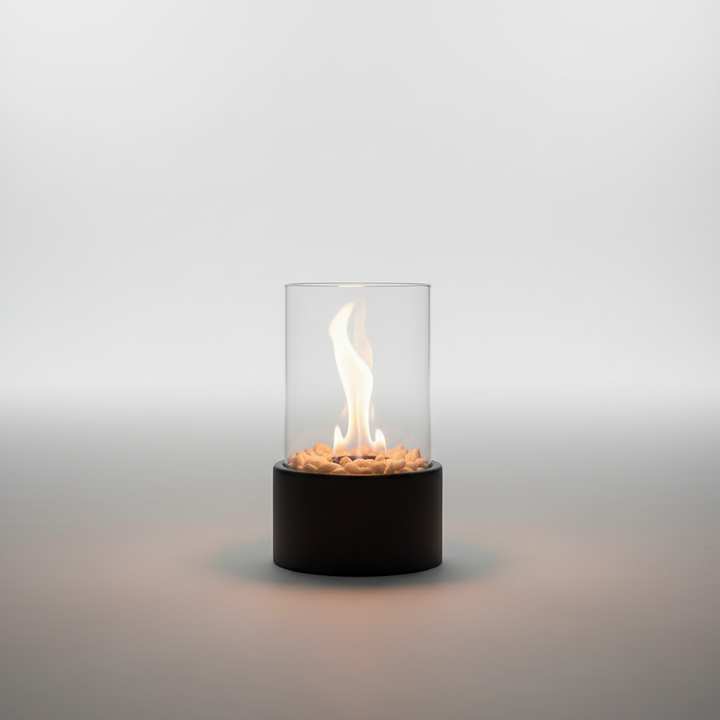 Dekorative Metalllaterne mit realistischer Flammenwirkung, perfekt als Wohnaccessoire für heimelige Atmosphäre.