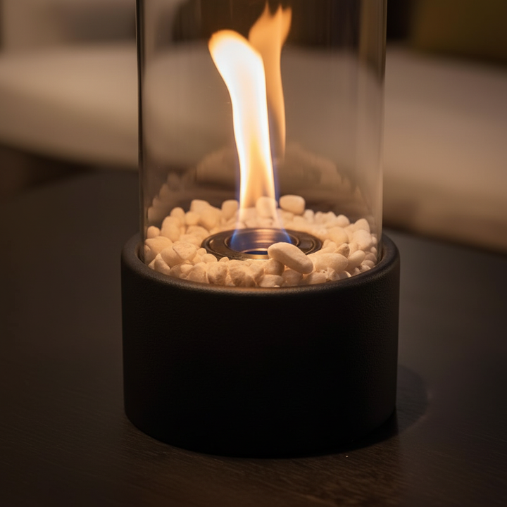 Elegante HearthLume Flammenlaterne aus robustem Metall, ideal zur Schaffung eines warmen, einladenden Ambientes.