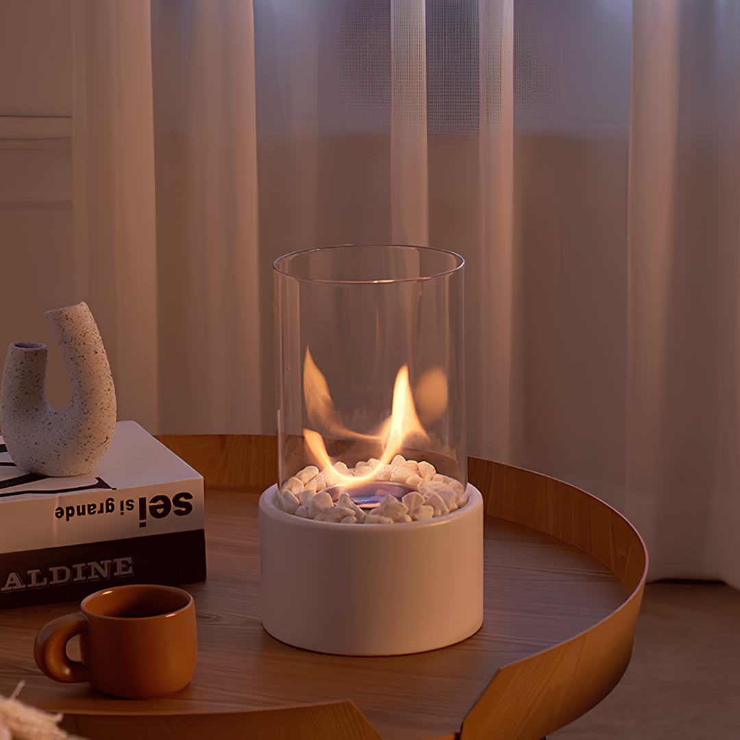 Stilvolle Laterne aus Glas und Metall mit simulierter Flamme für entspannende und gemütliche Stunden zu Hause.