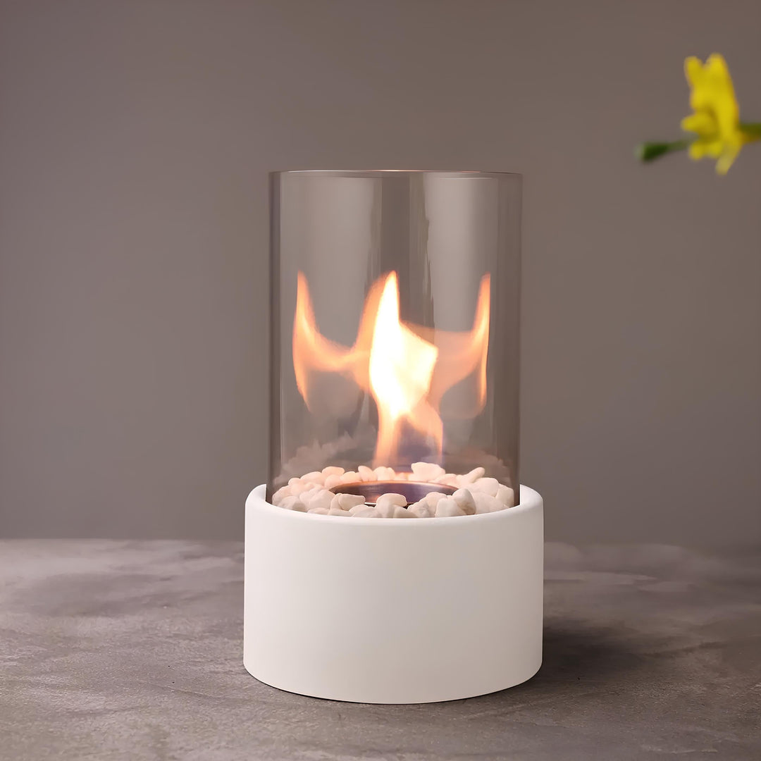 Stilvolle Metallbasis Laterne für Innenräume, die ein romantisches Kerzenlicht-Ambiente zaubert.