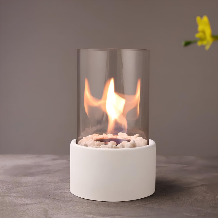 Stilvolle Metallbasis Laterne für Innenräume, die ein romantisches Kerzenlicht-Ambiente zaubert.