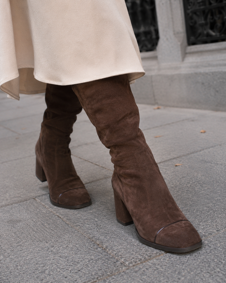 Stilvolle braune Damen Stiefeletten mit stabilem Blockabsatz. Perfekte Komfort Schuhe für moderne Outfits.