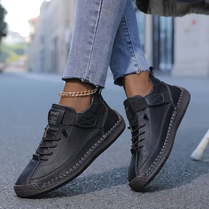 Seitenansicht der Damen Komfort-Sneaker mit orthopädischer Dämpfung. Bequemer Slip-on Lederschuh.