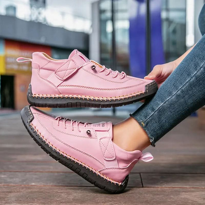 Von oben gesehen: Damen Komfort-Sneaker als Gesundheitsschuhe. Stilvolle, atmungsaktive Lederschuhe für Freizeit.