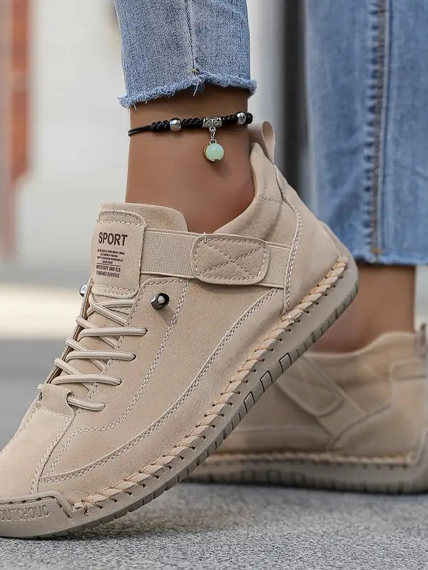 Person trägt bequeme Unisex Sportschuhe mit Dämpfung beim Walking in der Natur, leicht und unterstützend.