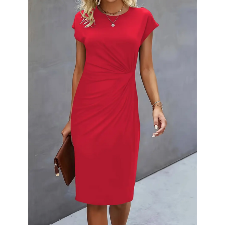 Schmeichelndes Damenkleid in Midi-Länge. Elegant drapierte Silhouette, figurbetont und mit Kurzarm.