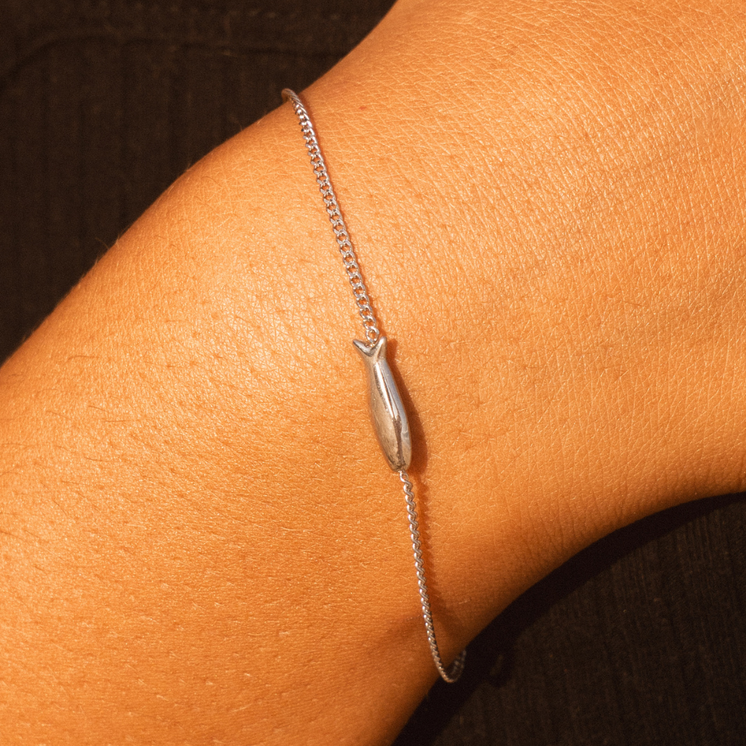 Maritimes Gold Damen Armband mit Fisch-Anhänger, verstellbar. Perfekter Alltagsschmuck & Geschenk für Frauen.