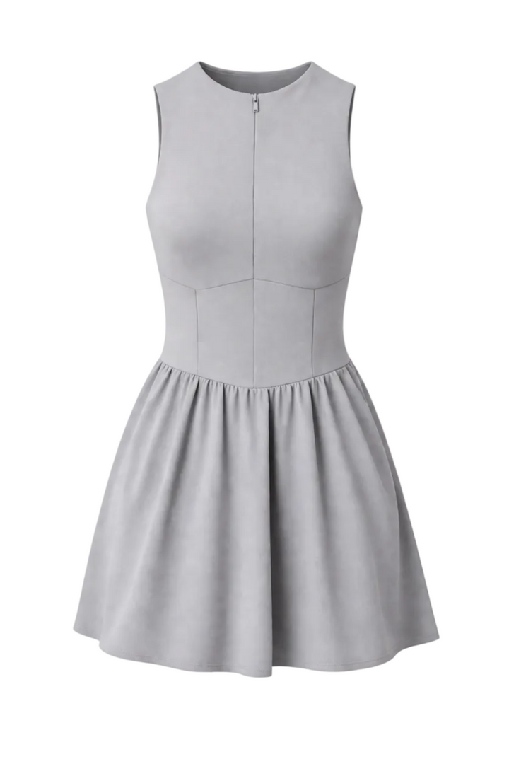 Enganliegendes Damen Sportkleid mit Frontreißverschluss, perfekt für Tennis und aktive Tage.