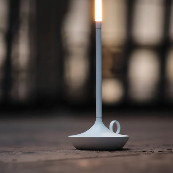 Elegante Tischlampe Aluminium, minimalistisch, mit warmweißer LED-Beleuchtung und Akku, kabellos dimmbar.