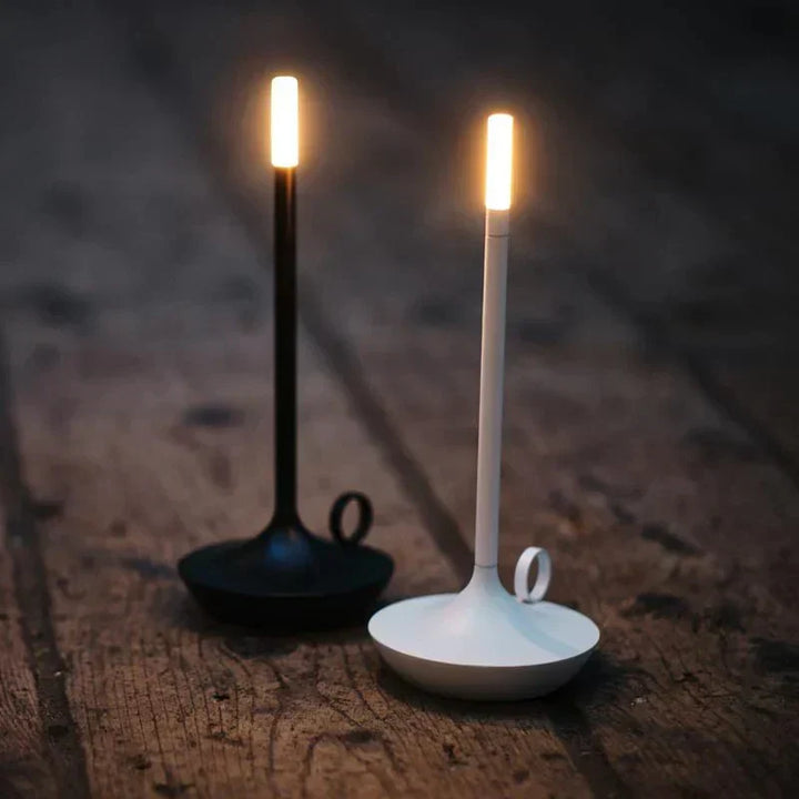 Minimalistische LED-Tischlampe Lightara aus Aluminium, kabellos, dimmbar mit Akku für warmweißes Licht.