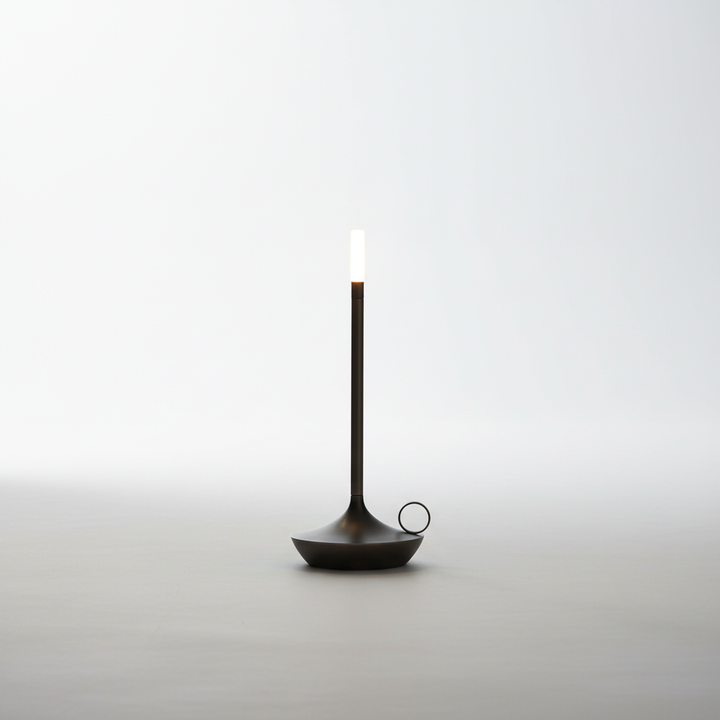 Elegante, kabellose LED-Tischleuchte mit Akku, minimalistisches Design aus Aluminium für innen.