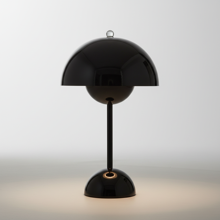 Moderne Leselampe: Dimmbare LED-Tischlampe aus Metall für konzentriertes Arbeiten und Entspannung.