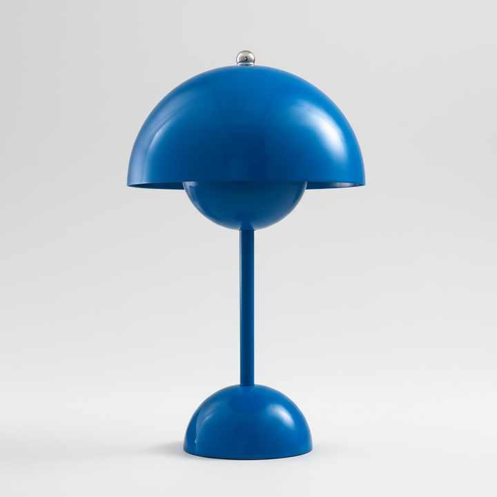 Detailansicht der minimalistischen LED-Tischlampe aus Metall, kabellos und elegant auf dem Nachttisch.