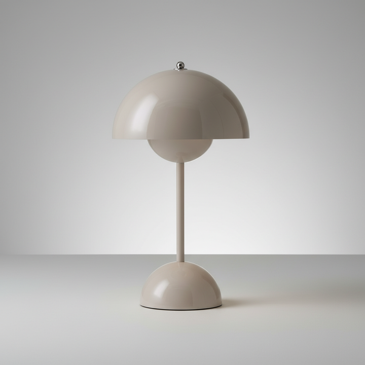 Zeitlose GlowLuxe LED-Tischlampe aus Metall, dimmbar und tragbar, für maximale Flexibilität.