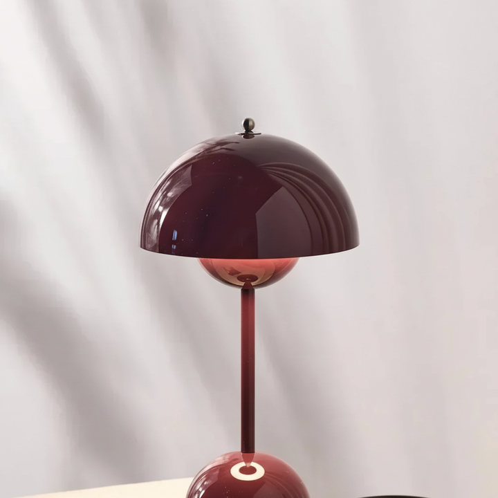 GlowLuxe Metall-Tischlampe, dimmbare LED-Technik, perfekt für Schlafzimmer und Büro.