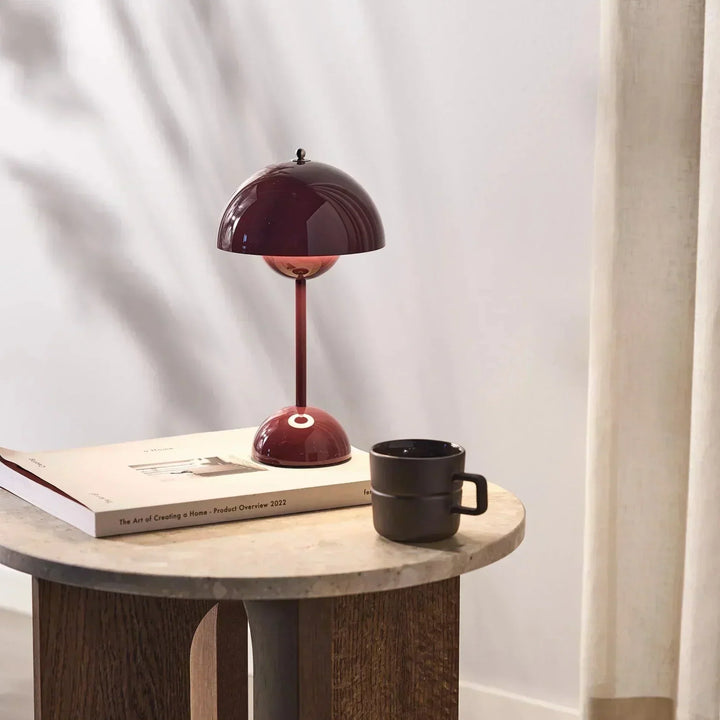Minimalistische Designlampe aus gebürstetem Metall mit integrierter, dimmbarer LED-Beleuchtung.