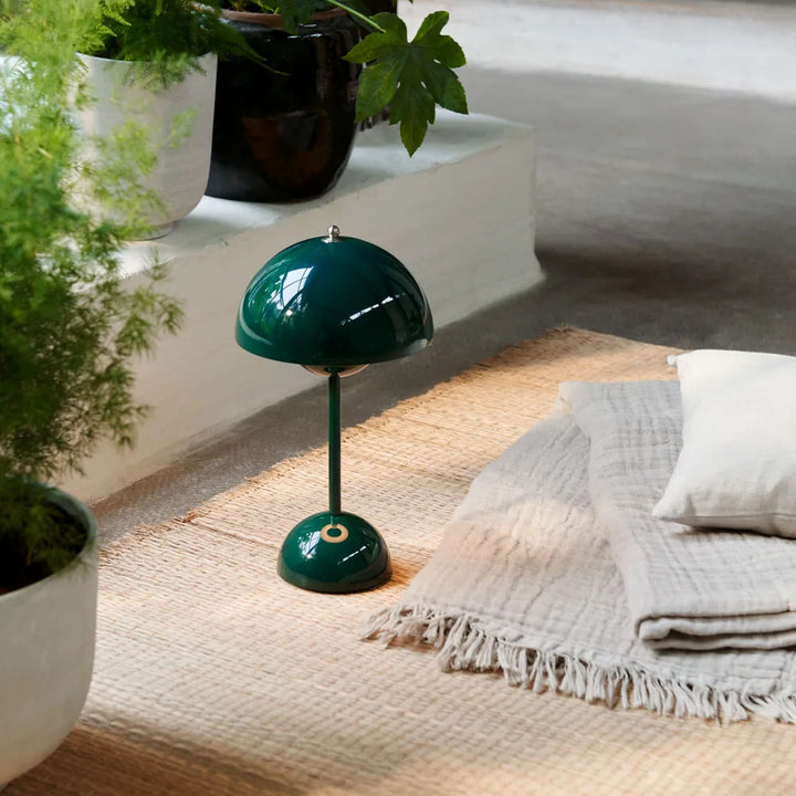 Stilvolle LED-Tischlampe aus Metall mit Touch-Dimmer, sorgt für angenehmes, anpassbares Licht.