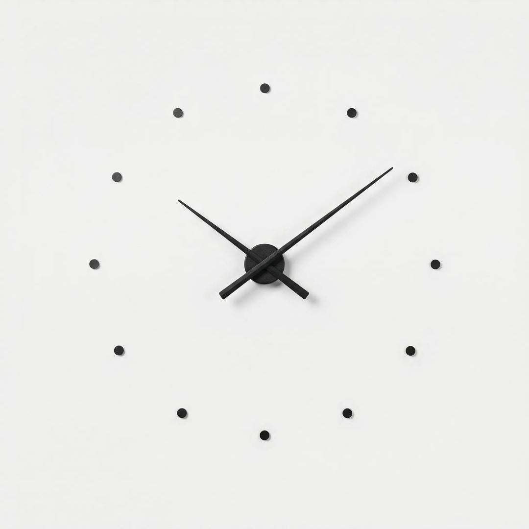 Moderne, minimalistische Wanduhr in Schwarz/Gelb. Elegante analoge Designuhr für stilvolle Heimdekoration.