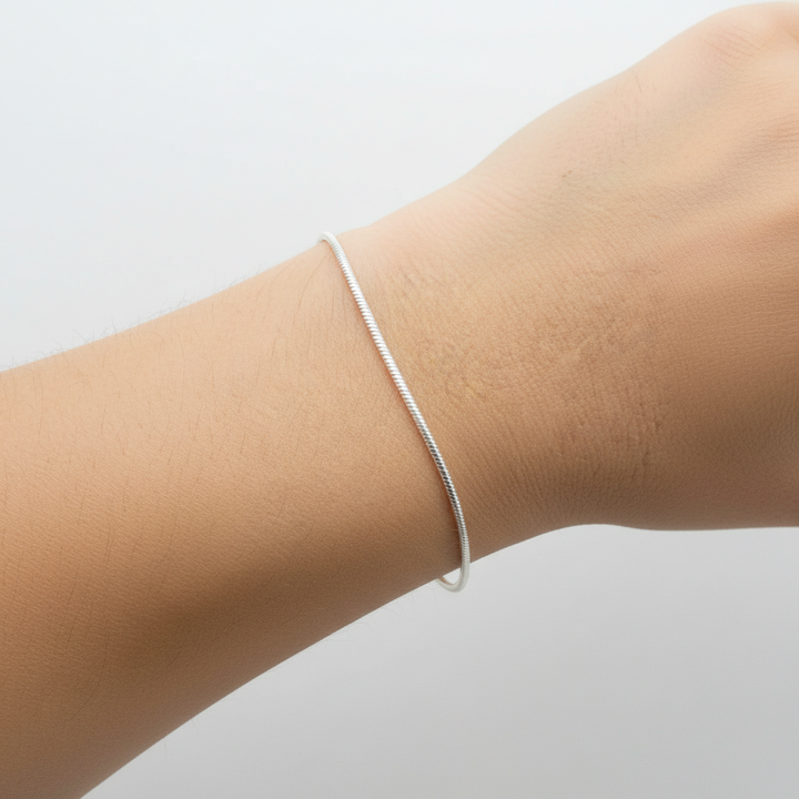 Schickes, zeitloses Damen Schlangenarmband aus Edelstahl, silberfarben, minimalistisches elegantes Accessoire.