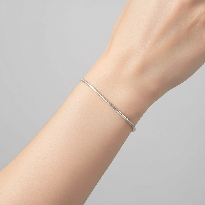 Elegantes Damen Schlangenarmband, minimalistisch, aus poliertem Edelstahl in Silber, stilvolles Accessoire.