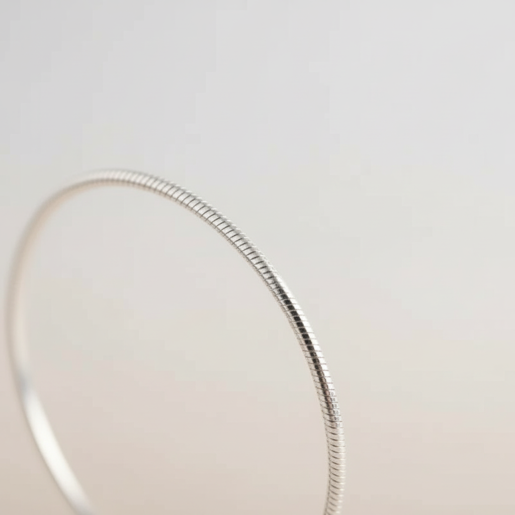 Minimalistisches Edelstahl Schlangenketten-Armband für Damen, goldfarben, elegant und vielseitig.