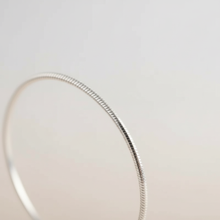 Minimalistisches Edelstahl Schlangenketten-Armband für Damen, goldfarben, elegant und vielseitig.