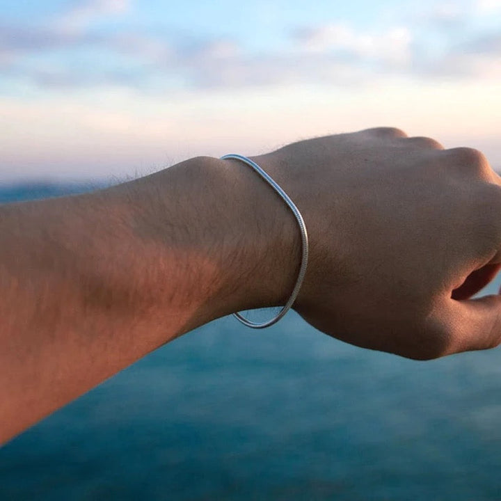 Feines, elegantes Schlangenketten-Armband für Damen, minimalistischer Schmuck aus poliertem Edelstahl.