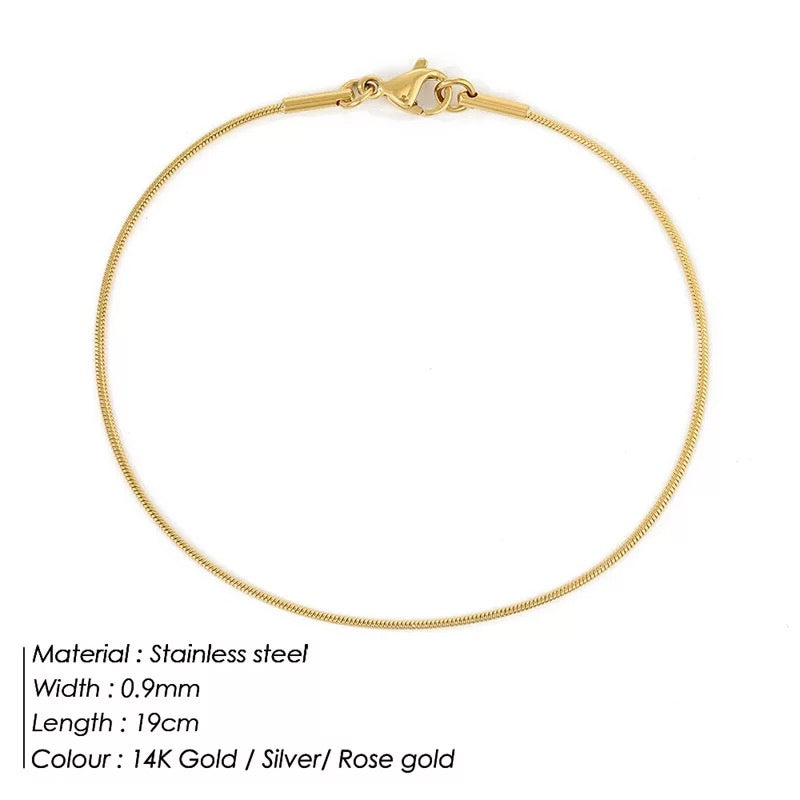 Damen EleganceRing Schlangenketten-Armband, minimalistisch, aus silberfarbenem Edelstahl, modern.