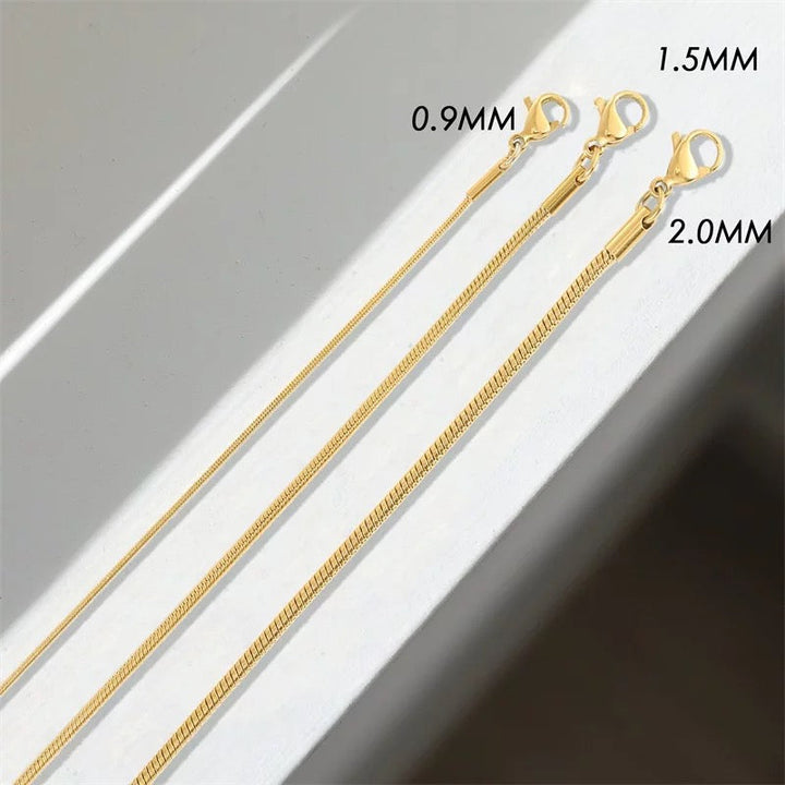 Detailaufnahme: Minimalistisches Damen Schlangenarmband aus glänzendem Edelstahl, elegant, silberfarben.