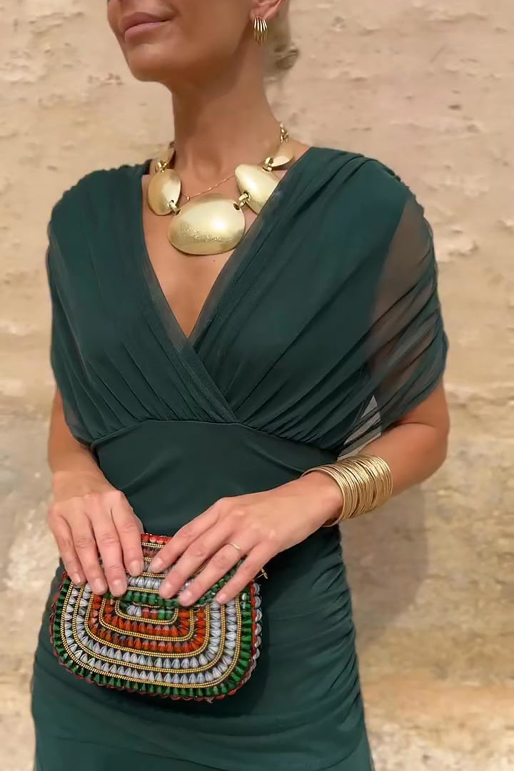 Fließendes grünes Maxikleid für Damen, sehr elegant und festlich, mit bequemem Schnitt für lange Abende.