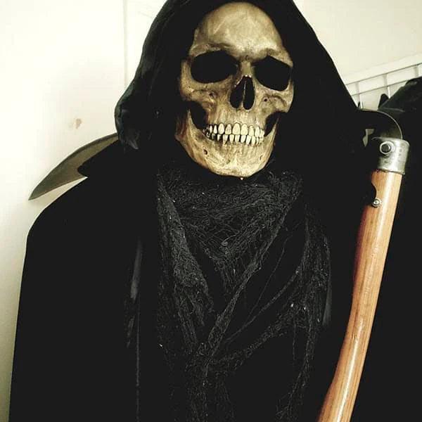 Person trägt flexible Skelett-Schädelmaske, Vollkopf-Horror für Halloween-Kostüm & Cosplay.