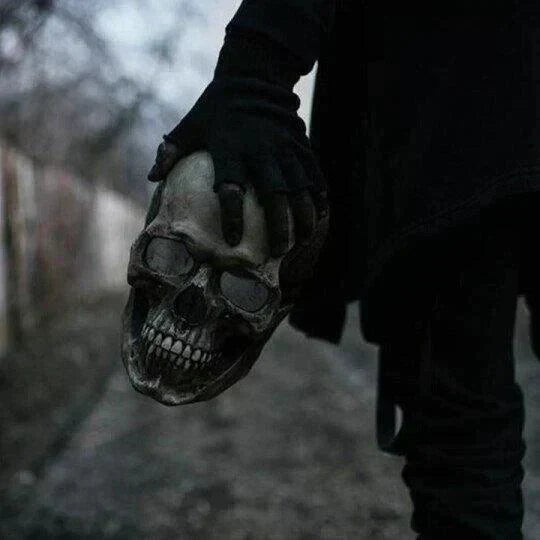 Detailreiche Knochenstruktur der flexiblen Skelettmaske. Gruseliges Vollkopf-Schädelkostüm für Halloween.