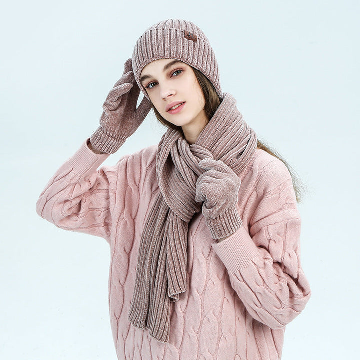 Dreiteiliges Strickset für den Winter: Mütze, Schal und Handschuhe in Beige. Perfekt für Alltagsoutfits.