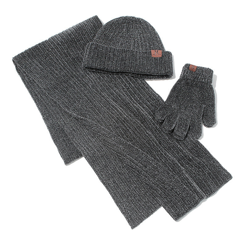 Detailaufnahme des beigen Strick-Wintersets: Mütze, Schal und Handschuhe zeigen die Ribstrick-Textur.