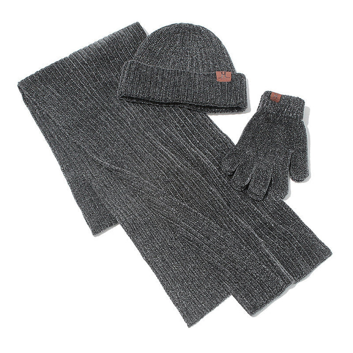 Detailaufnahme des beigen Strick-Wintersets: Mütze, Schal und Handschuhe zeigen die Ribstrick-Textur.