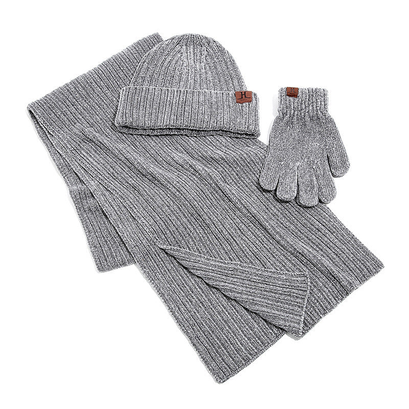Unisex Winter Accessoires: Komplettes beiges Strickset mit Mütze, Schal & Handschuhen, flach ausgelegt.
