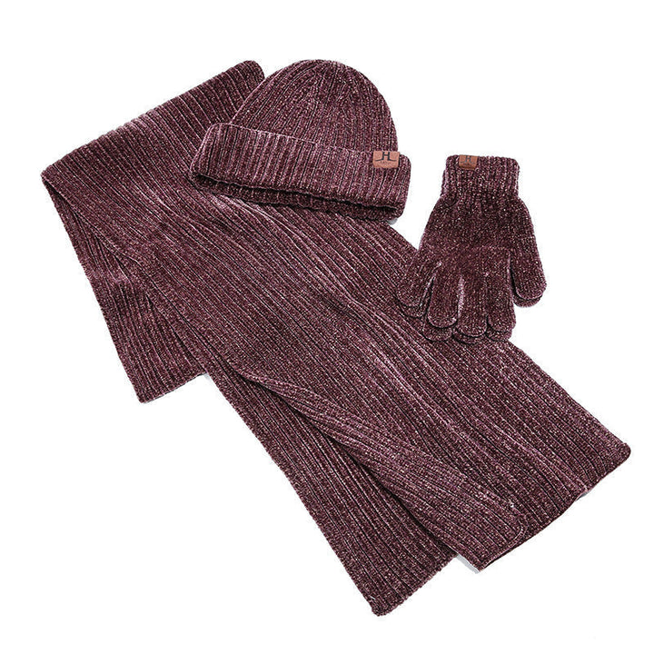 Vielseitiges Winterset aus Strick: Mütze, Schal und Handschuhe in Beige für optimalen Schutz bei Kälte.
