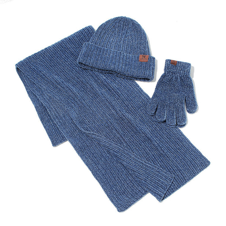 Gemütliches Strickset für kaltes Wetter: Warme Mütze, Schal und Handschuhe in Beige als Winter-Must-Have.