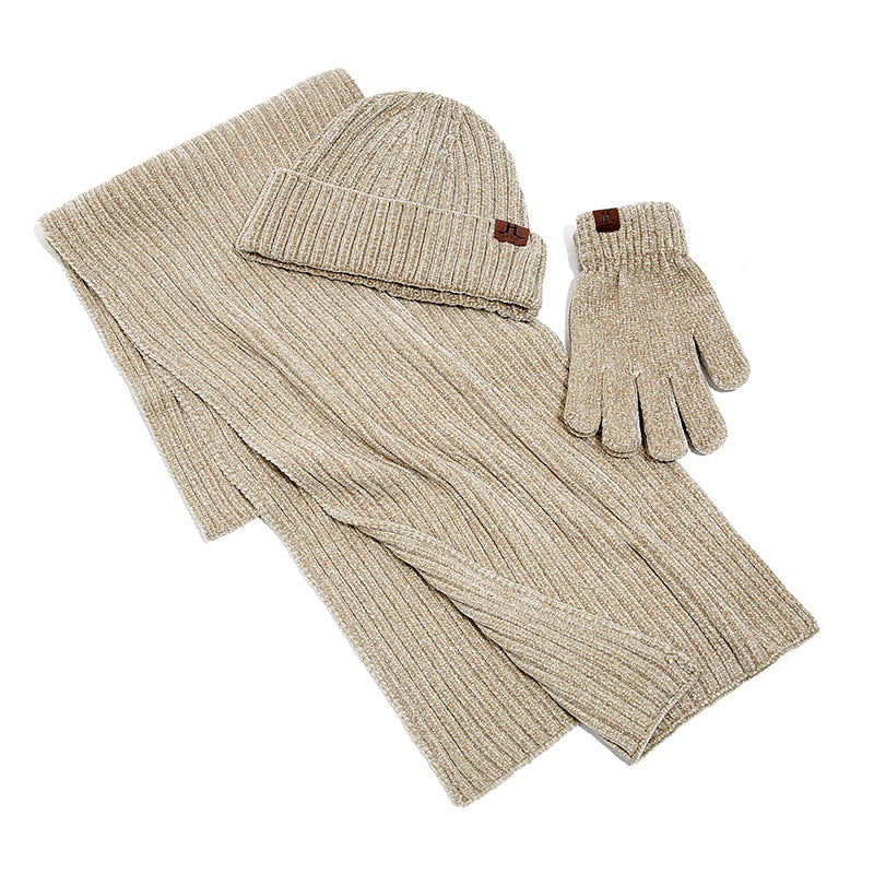 Warme Geschenkidee: beiges Winterset aus Mütze, Schal & Handschuhen. Kuschelige Accessoires für Herbst/Winter.