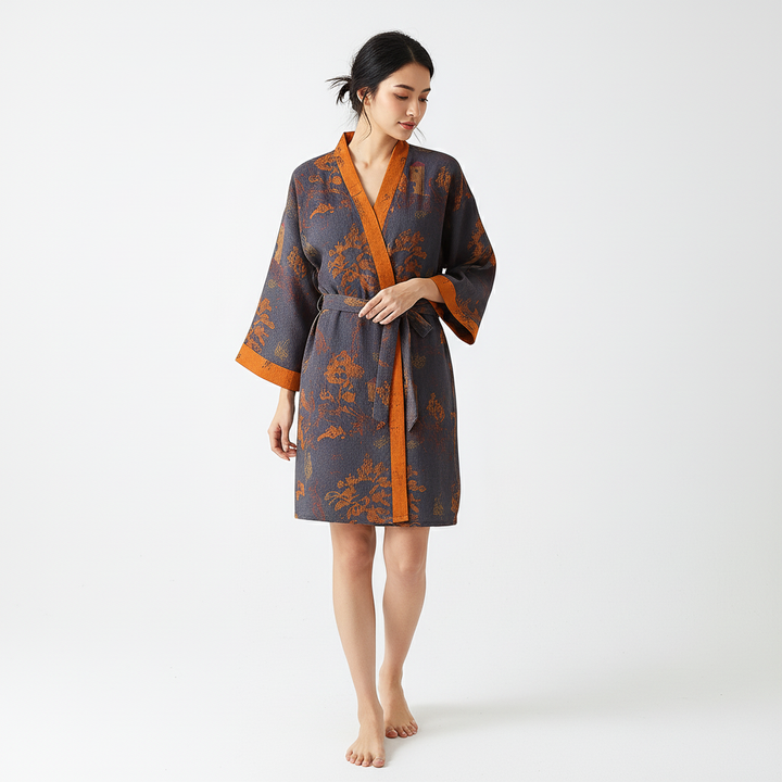 Leichter Damen Morgenmantel Luisa für Frühling/Sommer, atmungsaktiv, mittellang, ideal als elegante Hauskleidung.