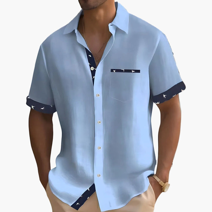 Stilvolles Herren Kurzarmhemd in modernem Design mit Kontrastdetails, perfekt für urbane Sommer-Outfits.