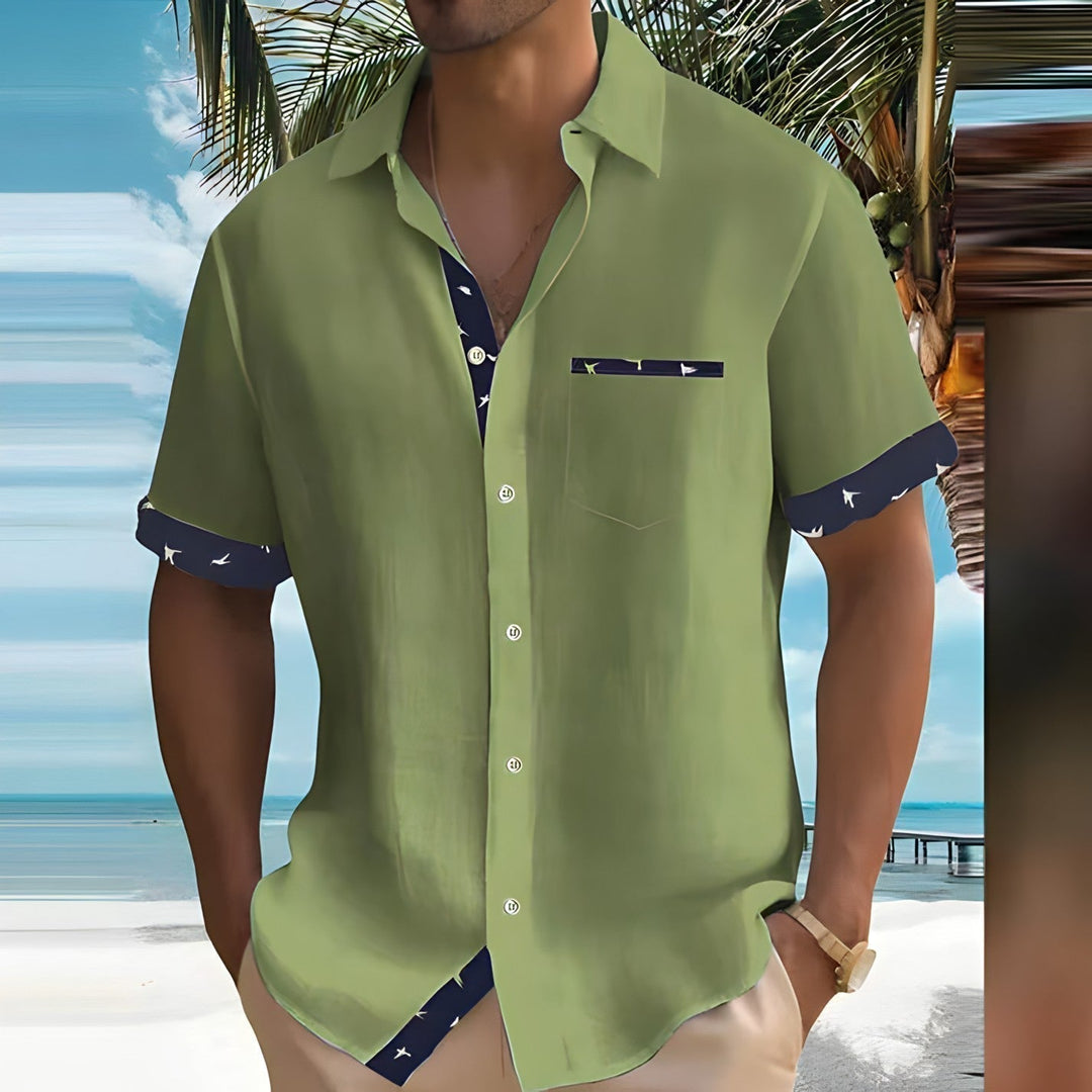 Weißes, leichtes Herren Sommerhemd mit Kurzarm und Knopfleiste, perfekt als entspanntes Freizeithemd.