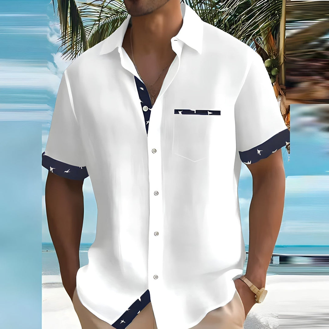Blaues, kühles Herren Sommerhemd, Kurzarm, mit Knopfleiste für entspannte Sommermode und Freizeit.