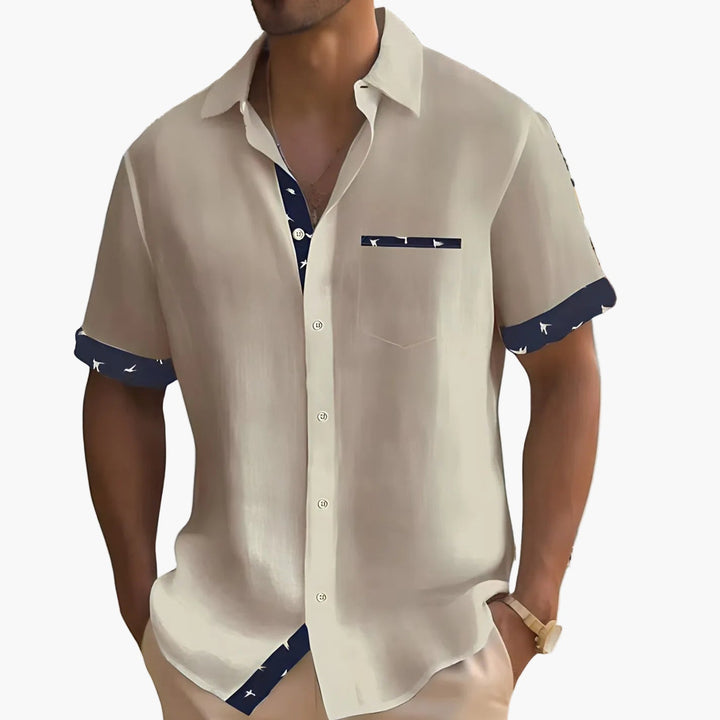 Modernes Herren Kurzarmhemd mit stilvollen Kontrastdetails, ideal für Freizeit & lässige Streetwear-Looks.