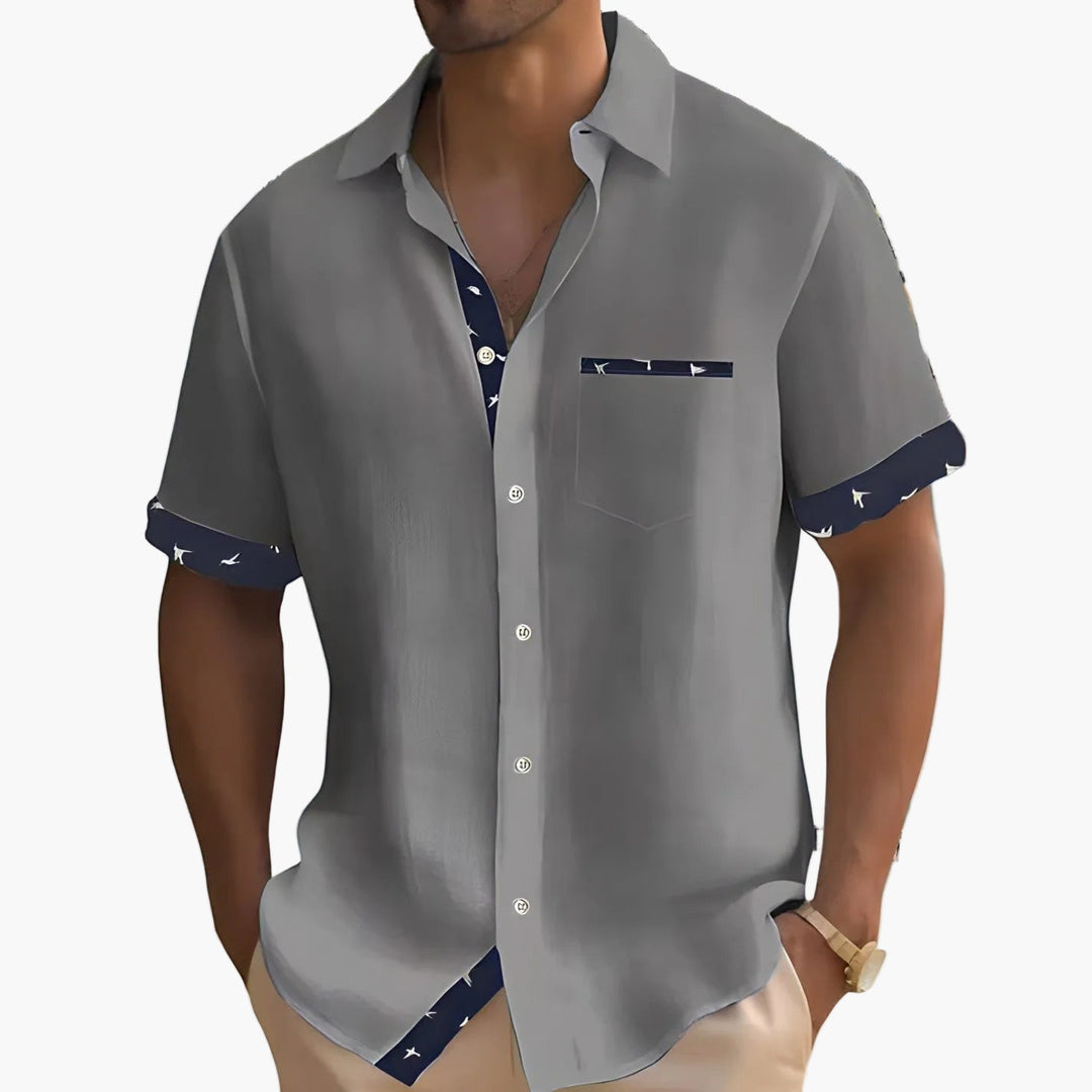 Herrenmode: Lässiges Kurzarmhemd für Männer, bequem und leicht, passend für Freizeit und einen coolen Alltags-Look.