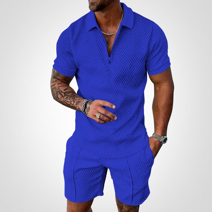 Trendiges Herren Sommerset mit lockerem Shirt und passenden Shorts. Das leichte Outfit ist ideal für entspannte Tage.
