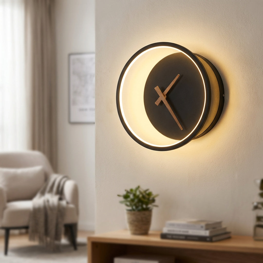 Moderne LED-Wanduhrleuchte „Glowchron“ mit sanftem Licht, ideal für Wohn- und Schlafzimmer.