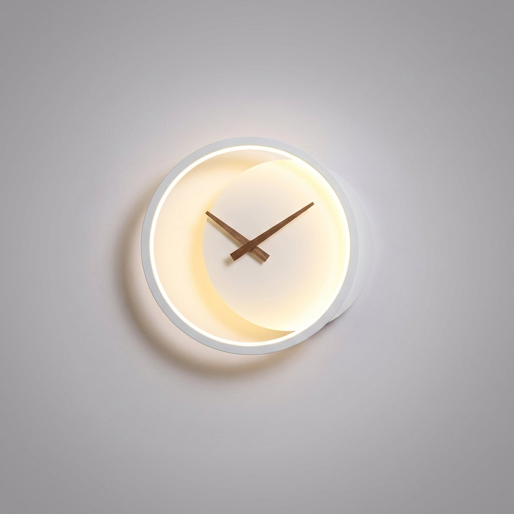 Elegante Halbmond Wandleuchte mit integrierter LED-Uhr; moderne, platzsparende Beleuchtung für Ihr Zuhause.